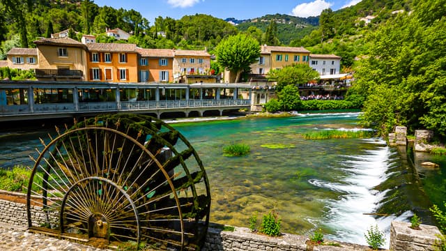 S01:E10 - Fontaine-de-Vaucluse: A French Village With A Crystal Clear Sorgue River