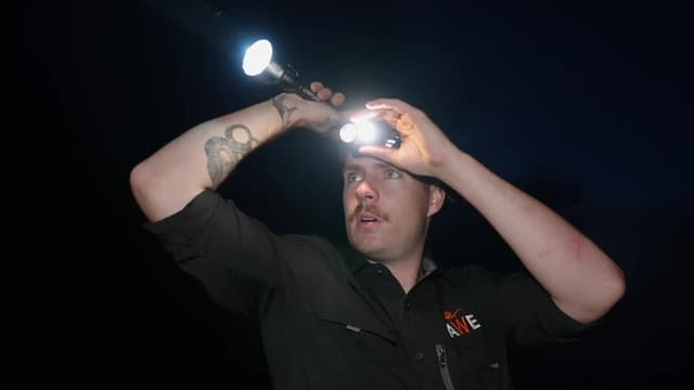 S10:E03 - Sliced by a Spiny Lobster! / Croc Catch Bare-Handed!