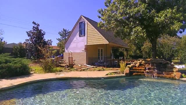 S08:E03 - Tiny Pool House