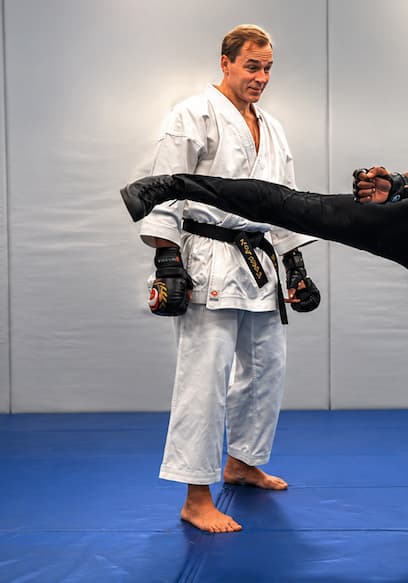 Póster de S01:E08 - Navy Seal Destroys Black Belt in Seconds