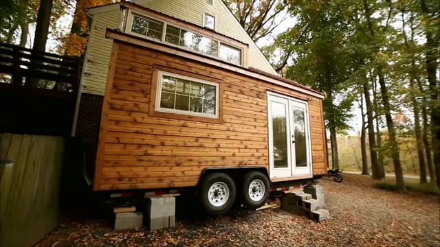 S02:E11 - Traveling Actor's Tiny House