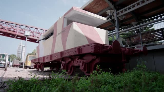 S04:E04 - Railway To The Holy Land