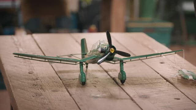 S06:E24 - Ronny's Leather Chair, Letterpress and Toy Plane