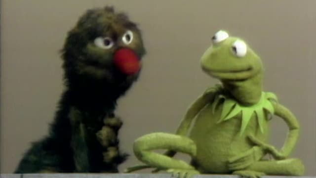 S01:E56 - Mr. Hooper Bakes Oscar a Baked Bean Sandwich