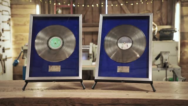 S06:E13 - Toy Carriage, Rock 'N Roll Records and Nana's Clock