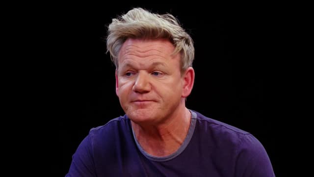 S08:E01 - Gordon Ramsay Savagely Critiques Spicy Wings