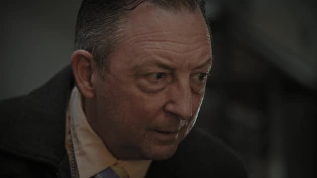 S08:E09 - The White Cellphone