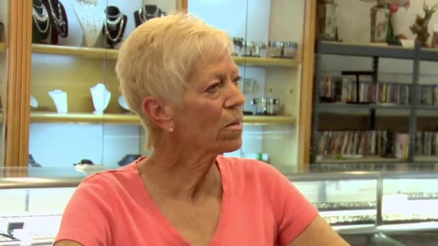 S01:E13 - Peaches and Pinups