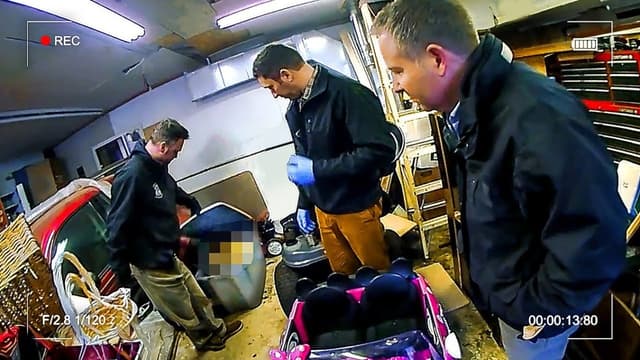 S01:É08 - S01:E08 - Police Find Dead Mother In Daughter’s Garage