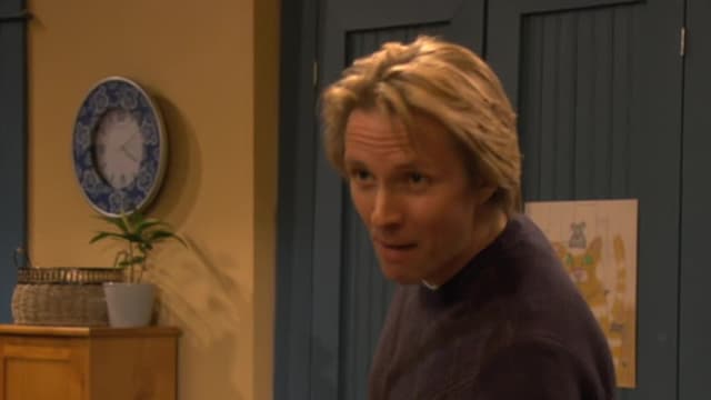 T02:C02 - S02:E02 - He Shoots, She Scores