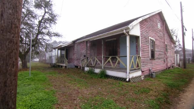 S01:E01 - The Pink Shack