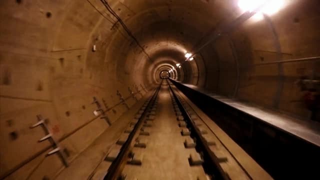 S01:E02 - Super Tunnel