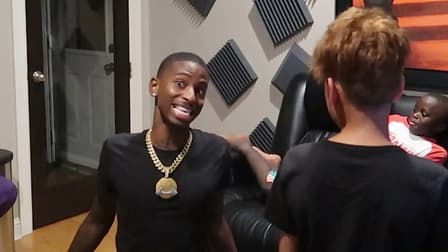 S01:E08 - Pencil Eye Prank on FunnyMike