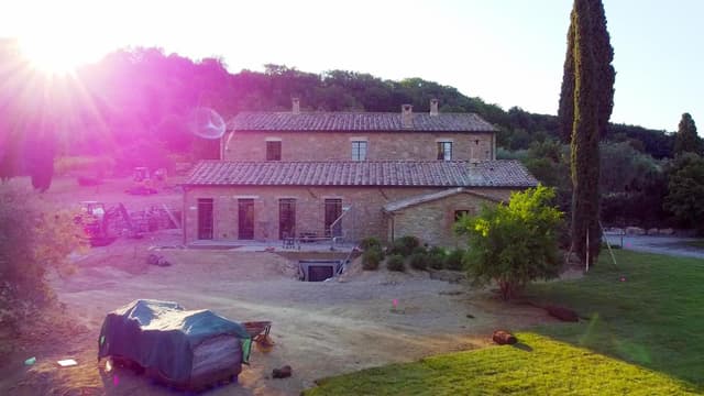 S01:E02 - There's a Kitchen in Your Bedroom?!