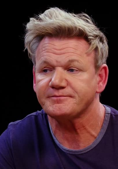 S08:E01 - Gordon Ramsay Savagely Critiques Spicy Wings poster