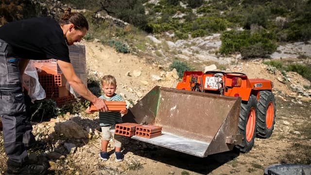 S01:E02 - DIY Compost Toilet Build