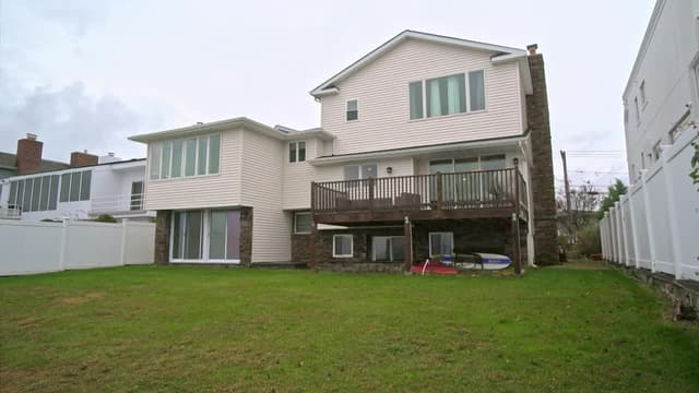 S04:E11 - Beach Hunting in Merrick