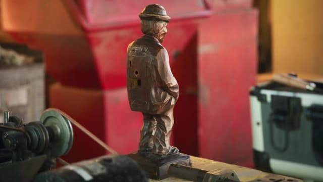 S06:E39 - Whistling Man, Darkroom Timer, Owl Inkwell