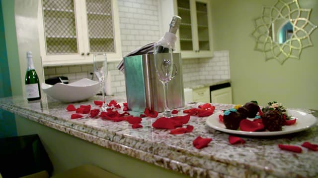 S15:E04 - Sand, Sun, and Spouses