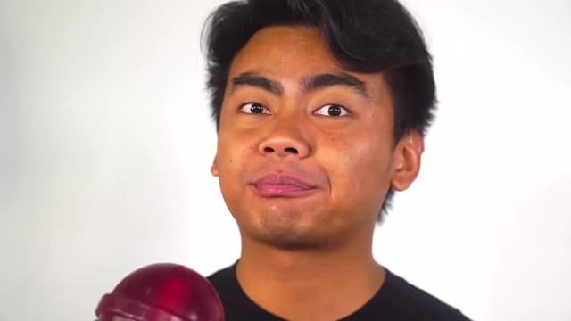 S01:E11 - Chocolate Fondue Challenge / Giant Candy vs. Normal Candy