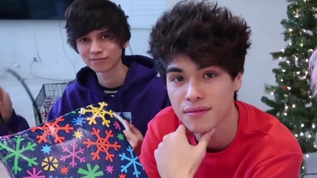 S08:E12 - Best Christmas Pranks / Asking Boys Awkward Questions