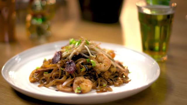 S02:E01 - Street Food