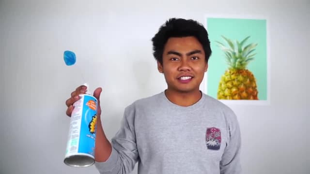 S01:E01 - Diet Coke and Mentos Experiment / Giant Poke Ball Bath Bomb