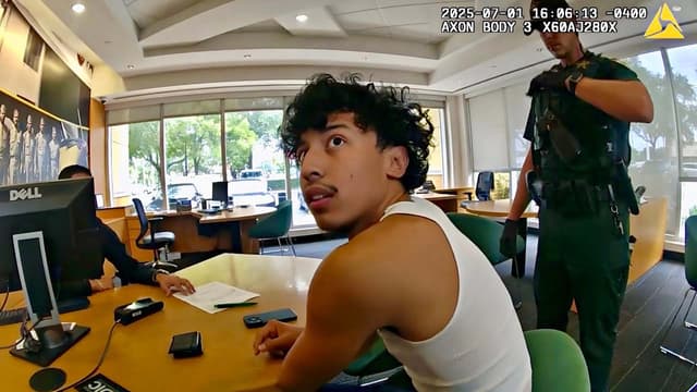 S01:E06 - Banker Tricks Teen Scammer Into Waiting for Police to Arrive #2
