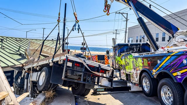 S01:E15 - Truck Crashed Straight Into a Beach House!