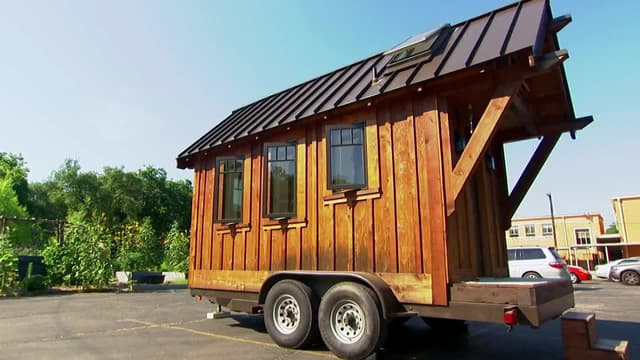 S04:E16 - Texas Tiny House Shopping