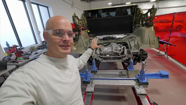 S01:E16 - Fixing a Tesla and iPhone