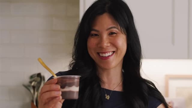 S01:E11 - Making Desserts: Tiny vs. Giant Edition