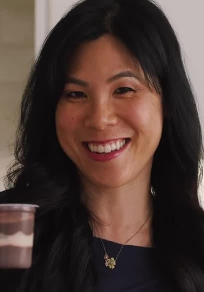 S01:E11 - Making Desserts: Tiny vs. Giant Edition poster