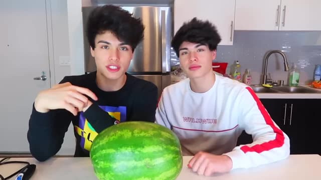 S08:E08 - Testing Out Popular Gadgets / Gifting Strangers AirPods