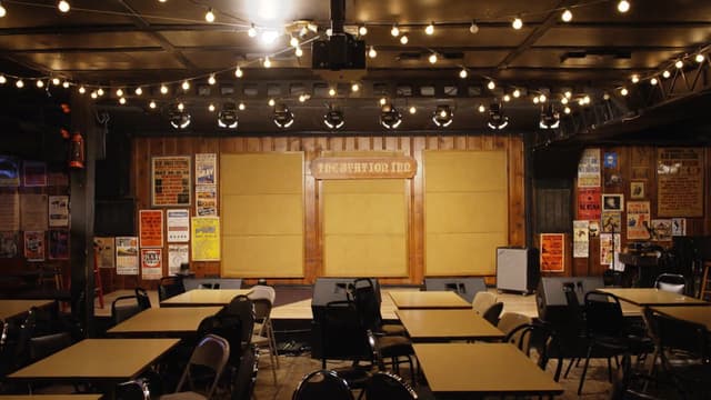 S01:E01 - Station Inn