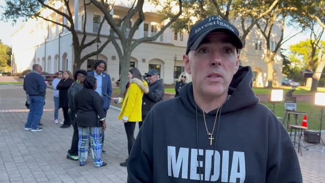 S01:E03 - Gonzo Journalist for Justice