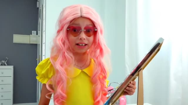 S01:E15 - Alice and Stacy in Princess Stories for Kids About Friendship and Good Behavior