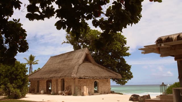 S01:E01 - When Millionaires Travel