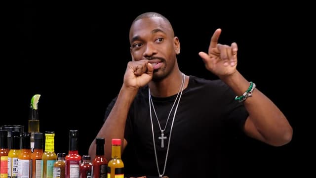 S03:E13 - Jay Pharoah Channels Keanu Reeves While Eating Spicy Wings