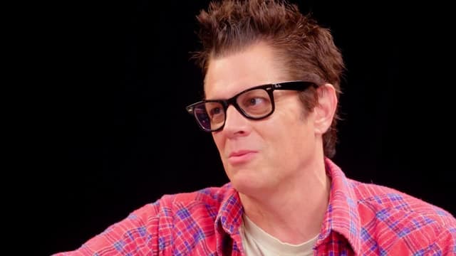 S06:E01 - Johnny Knoxville Gets Smoked by Spicy Wings