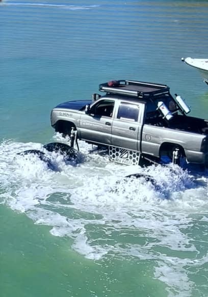 Póster de S01:E10 - Monstermax Drives in the Ocean (Police, Coast Guard, EPA, DNR Called)