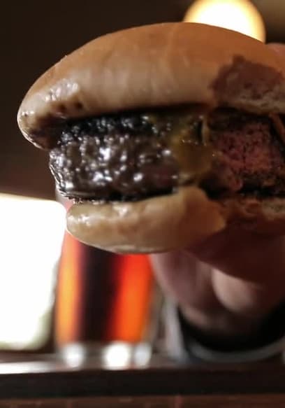 S01:E11 - Carolina-Style Burgers poster