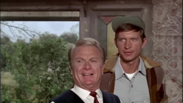 S05:E01 - Lisa's Mudder Comes for a Visit