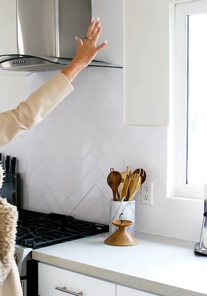 S01:E01 - A Kitchen With a View & the Lost Living Room poster