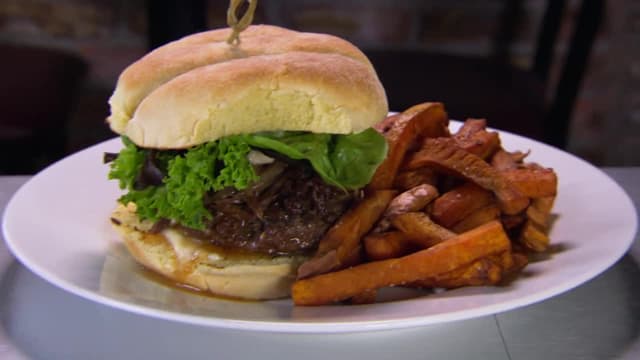 S05:E07 - Yellowbelly Brewery, Fat Bob’s Smokehouse, 850° Pizzeria