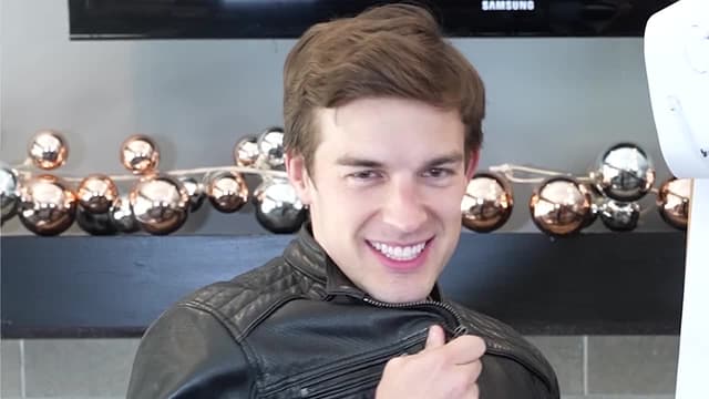 S02:E01 - How to Survive Black Friday