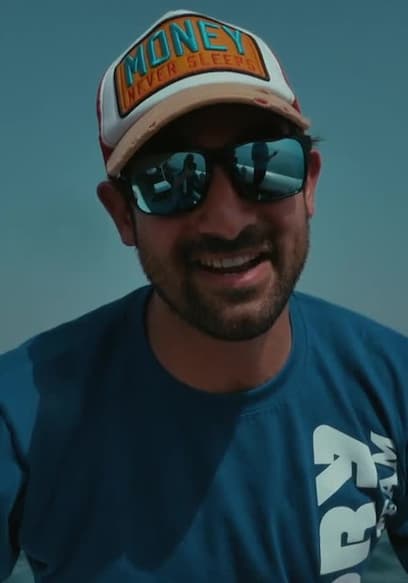 S01:E01 - Racing the World's Fastest Powerboat poster