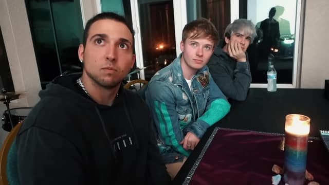 S04:E14 - Secrets of the Ouija Board / the Graveyard