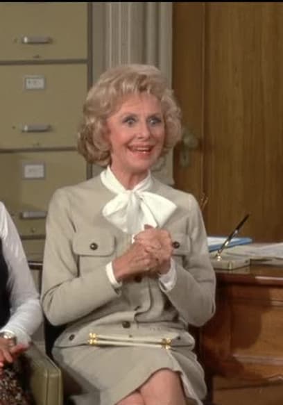 S06:E06 - Lucy Gives Eddie Albert the Old Song and Dance poster