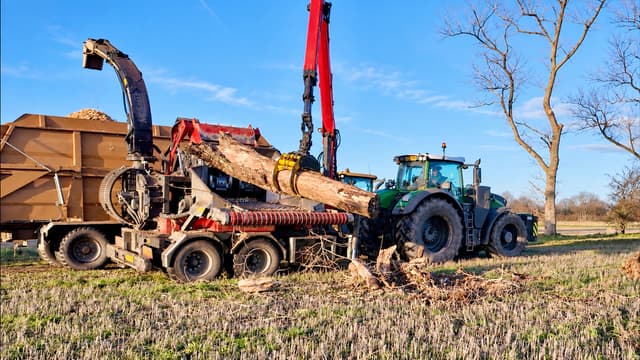 S01:E09 - A 517HP Wood Chipper Turns Farm Waste Into Fuel